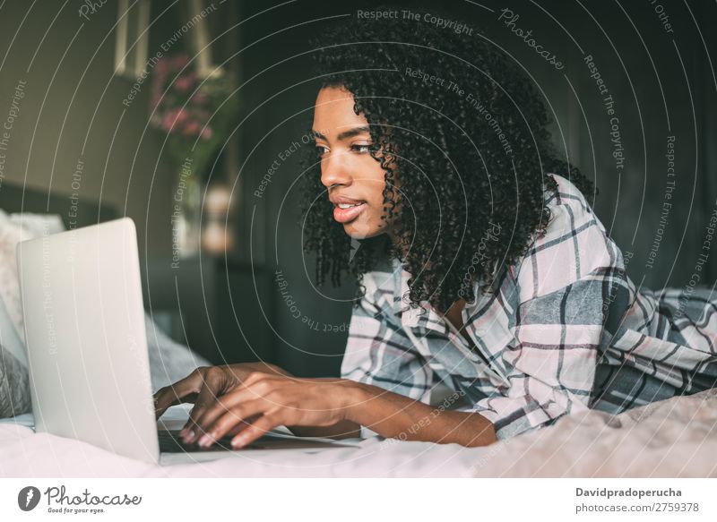 schöne schwarze Frau auf dem Bett mit Laptop und Tasse Kaffee Notebook Computer Lächeln Porträt Nahaufnahme Technik & Technologie Internet WiFi Gerät Mitteilung
