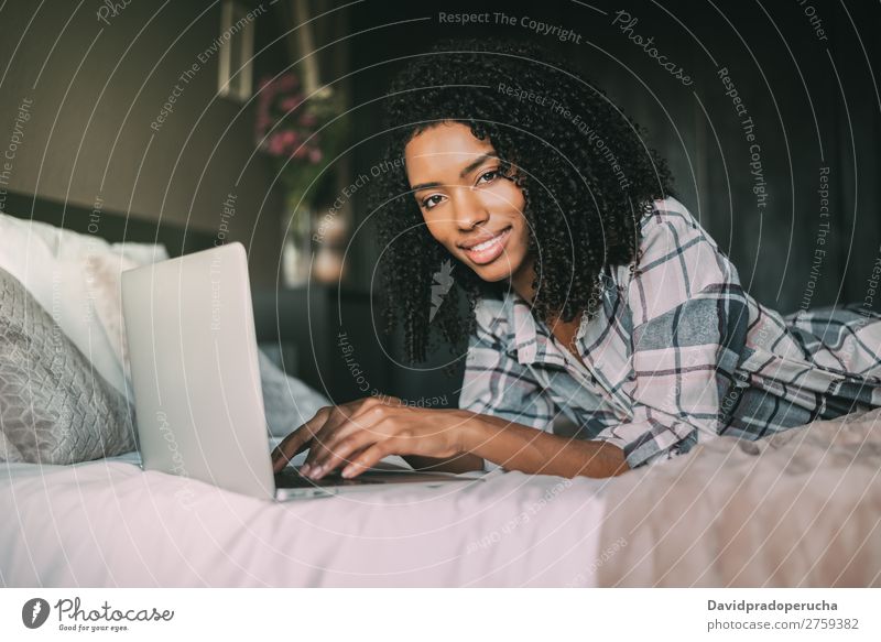 schöne schwarze Frau auf dem Bett mit Laptop und Tasse Kaffee Notebook Computer Lächeln Porträt Nahaufnahme Technik & Technologie Internet WiFi Gerät Mitteilung