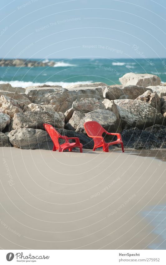 Festsitzen Stuhl Schönes Wetter Wellen Küste Strand Meer Tel Aviv Israel Kunststoff rot untergehen eingesunken Stein Sandstrand fixieren gefangen festhängen