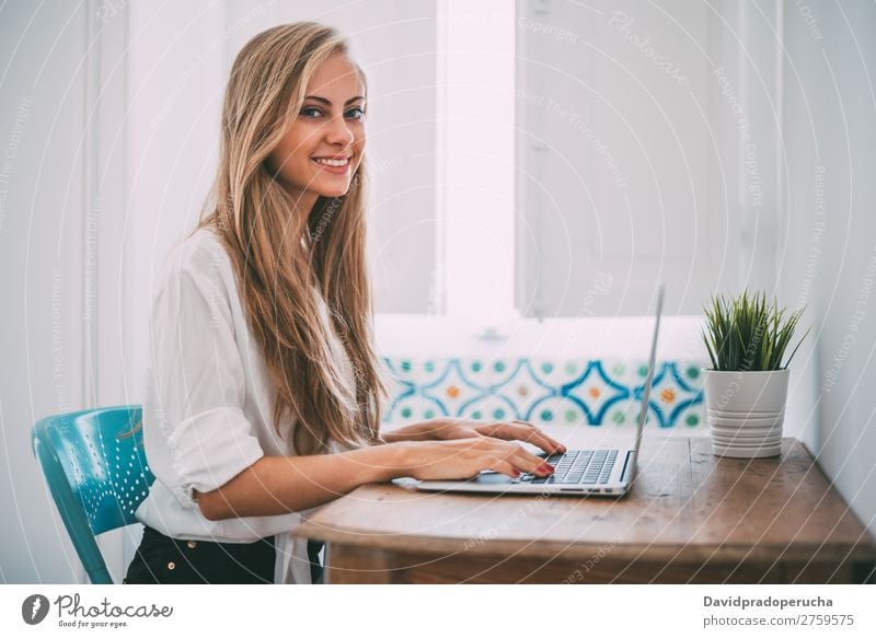 Junge schöne blonde Frau am Computer bei der Arbeit. Porträt Raum Lächeln Jugendliche sitzen Technik & Technologie Arbeit & Erwerbstätigkeit lernen Fürsorge