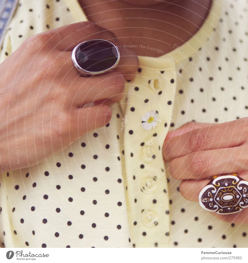 Durchgefädelt. Lifestyle schön einzigartig Mode Accessoire Ring Blüte Gänseblümchen gepunktet T-Shirt Knöpfe Second-Hand Laden dunkelhäutig Detailaufnahme