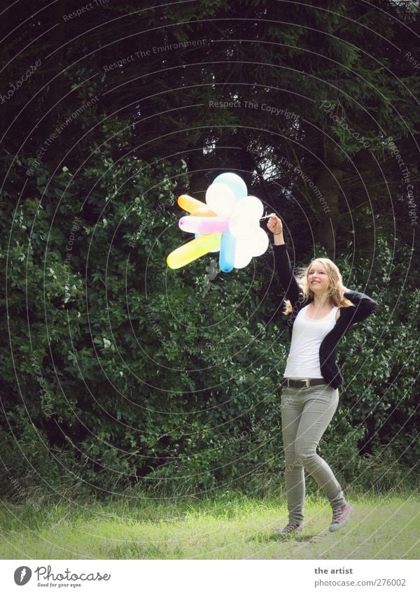 Freedom Mensch feminin Junge Frau Jugendliche Erwachsene 1 blond langhaarig Luftballon laufen springen authentisch frei Freundlichkeit Fröhlichkeit grün Freude