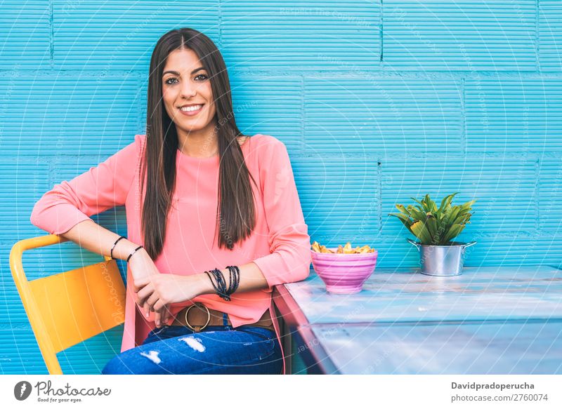 Glückliche junge Frau, die in einem Restaurant sitzt. Erwachsene Einsamkeit attraktiv schön blau hell brünett Kaukasier Kaffee Café mehrfarbig genießend