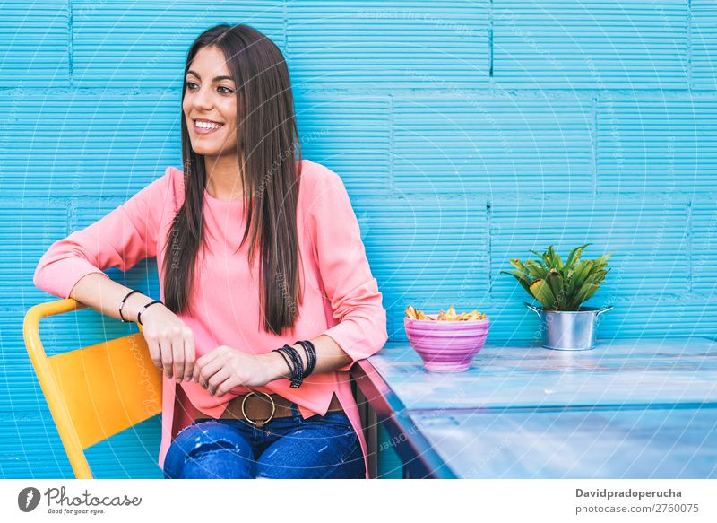 Glückliche junge Frau, die in einem Restaurant sitzt. Erwachsene Einsamkeit attraktiv schön blau hell brünett Kaukasier Kaffee Café mehrfarbig genießend