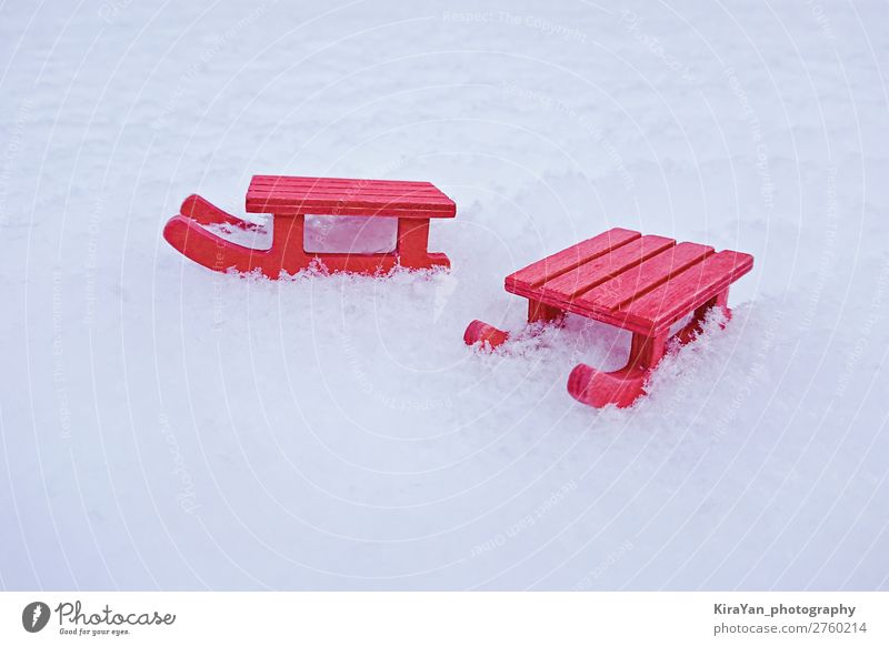 Roter Miniaturschlitten auf weißem Schnee Lifestyle Stil Design Freude Freizeit & Hobby Ferien & Urlaub & Reisen Winter Dekoration & Verzierung