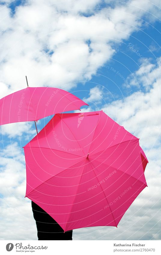 Regenschirme pink Himmel weiße Wolken Frühling Sommer Herbst Winter Wetter Schönes Wetter schlechtes Wetter blau rosa Klima Kreativität Kunst Sonnenschirm