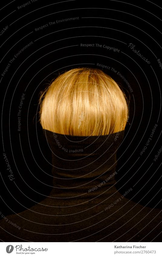 Blonde Haare und schwarzer Rollkragenpullover Kopf Haare & Frisuren blond glänzend hell trendy einzigartig braun gold Farbe Präsentation Haarsträhne Farbfoto