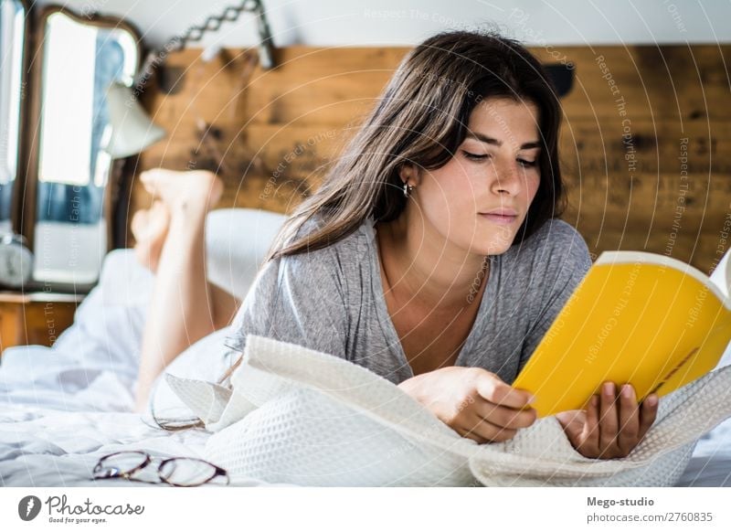 Frau im Bett liegend und Lesebuch lesend Kaffee Lifestyle Glück schön Leben Erholung Freizeit & Hobby Winter Haus Schlafzimmer Mensch Erwachsene Buch Wärme