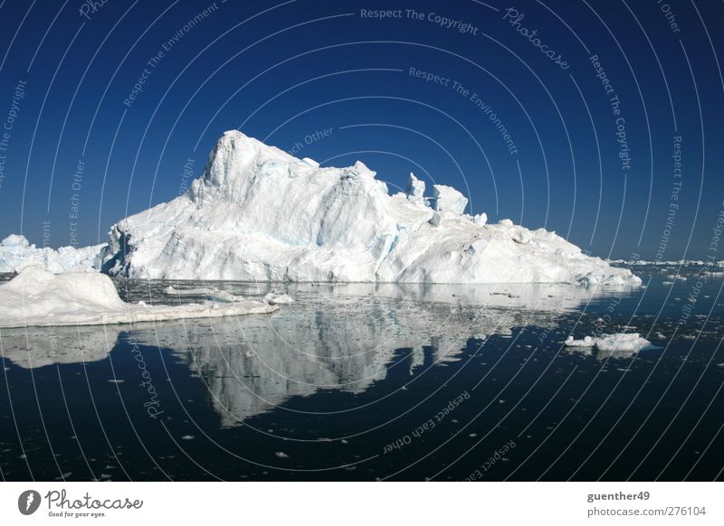 Eis im Spiegel Ferne Schnee Urelemente Wasser Klimawandel Frost Berge u. Gebirge Eisberg kalt Natur Farbfoto Außenaufnahme Menschenleer Dämmerung Totale