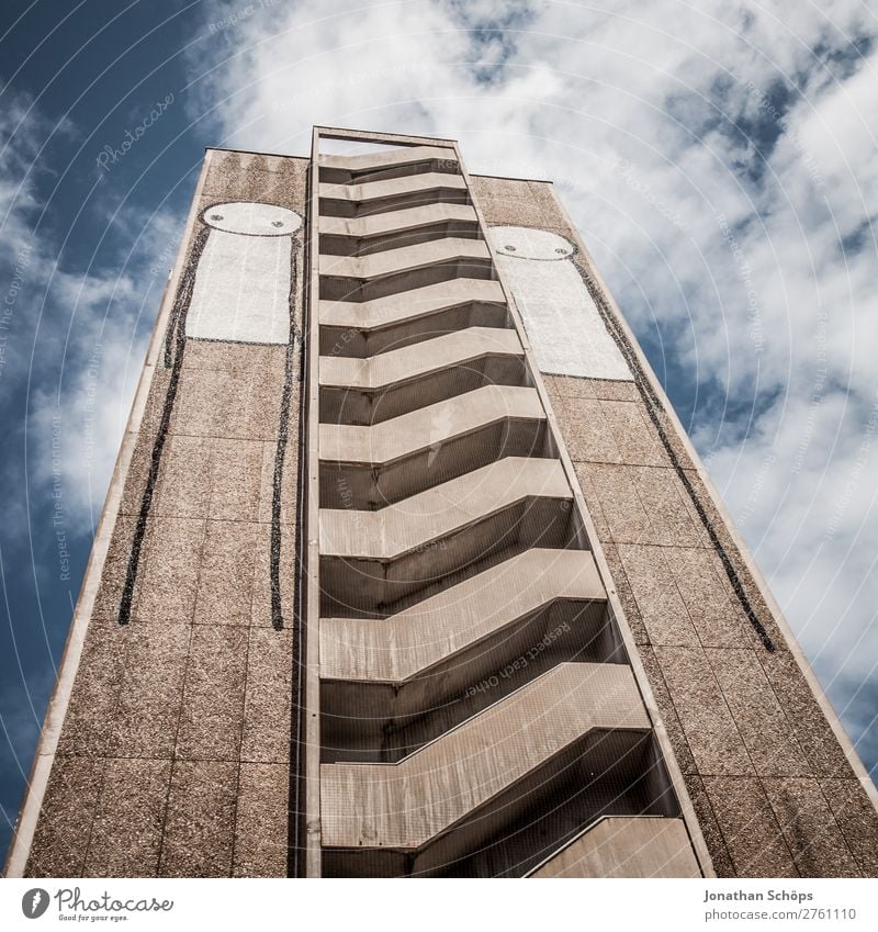 Hochhaus in Bristol Stadt Stadtzentrum Skyline bevölkert Haus Treppe Fassade Balkon ästhetisch außergewöhnlich Graffiti England Großbritannien Plattenbau hoch
