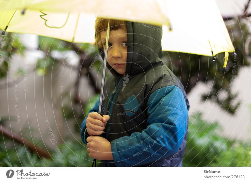205 [winter] Kind Schulkind Junge Kindheit Leben 1 Mensch 3-8 Jahre Umwelt Wassertropfen Herbst Winter Klima Wetter Schönes Wetter schlechtes Wetter Regen