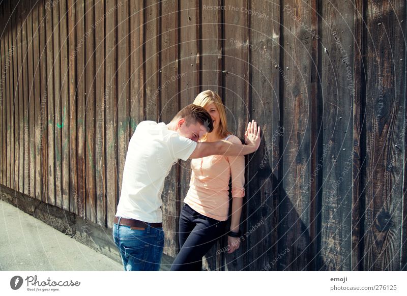 2 maskulin feminin Junge Frau Jugendliche Junger Mann Freundschaft Paar Mensch 18-30 Jahre Erwachsene schön lachen Fassade Wand Farbfoto Außenaufnahme