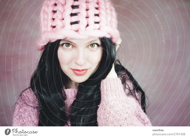 Schöne und ausdrucksstarke brünette Frau in rosa Stil Haare & Frisuren Haut Gesicht Kosmetik Schminke Mensch feminin Junge Frau Jugendliche Erwachsene 1