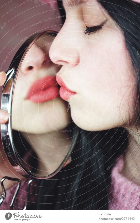 Schöne junge brünette Frau küssend elegant Stil schön Haut Gesicht Kosmetik Schminke Lippenstift harmonisch Sinnesorgane Valentinstag Mensch feminin Junge Frau