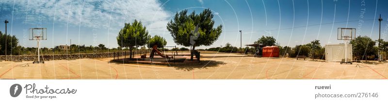 Spanisches Spielplatzpanorama Freizeit & Hobby Spielen Kinderspiel Sommer Sport Ballsport Basketball Basketballkorb Basketballplatz Himmel Wolken Menschenleer
