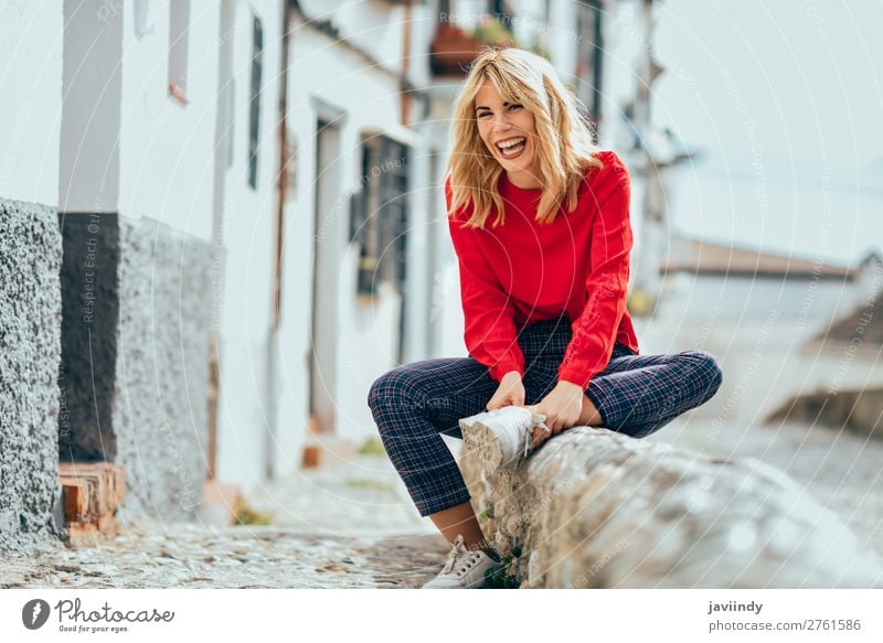 Lächelndes blondes Mädchen mit rotem Hemd, das das Leben im Freien genießt. Lifestyle Stil Glück schön Haare & Frisuren Mensch feminin Junge Frau Jugendliche
