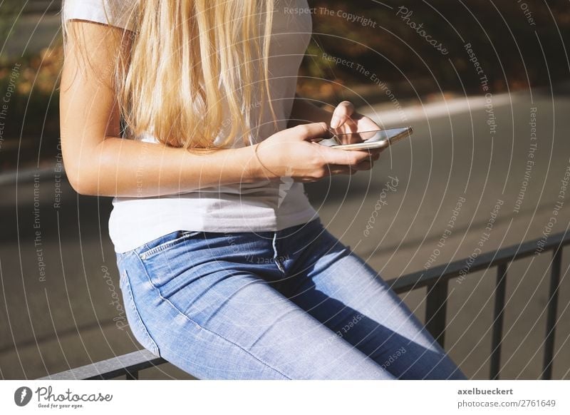 junge Frau benutzt Smartphone Lifestyle Freizeit & Hobby Telefon Handy PDA Technik & Technologie Telekommunikation Internet Mensch feminin Junge Frau