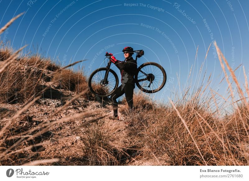Radfahrer mit dem Fahrrad bei Sonnenuntergang. Sport Lifestyle Erholung Freizeit & Hobby Abenteuer Sommer Berge u. Gebirge Fahrradfahren maskulin Junger Mann