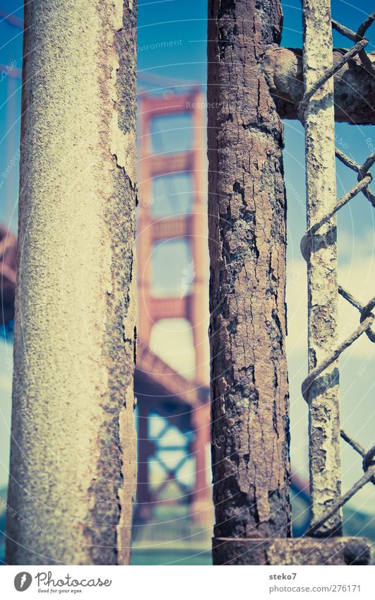 Rusty Gate Bridge Brücke Wahrzeichen alt Stadt blau braun rot Rost Zaun Golden Gate Bridge Eisenrohr Spalte Gedeckte Farben Außenaufnahme Nahaufnahme