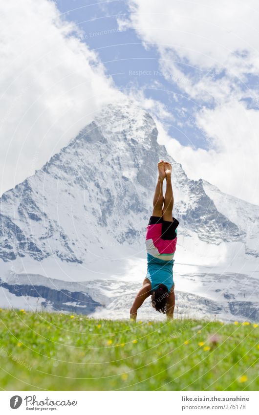 s matterhorn auf den kopf gestellt Sport Junge Frau Jugendliche Erwachsene 1 Mensch Natur Landschaft Sommer Wiese Berge u. Gebirge Matterhorn Gipfel