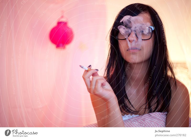 just blowin' smoke Lifestyle Stil Rauchen Rauschmittel Schlafzimmer Mensch feminin Junge Frau Jugendliche 1 18-30 Jahre Erwachsene Brille schwarzhaarig trashig