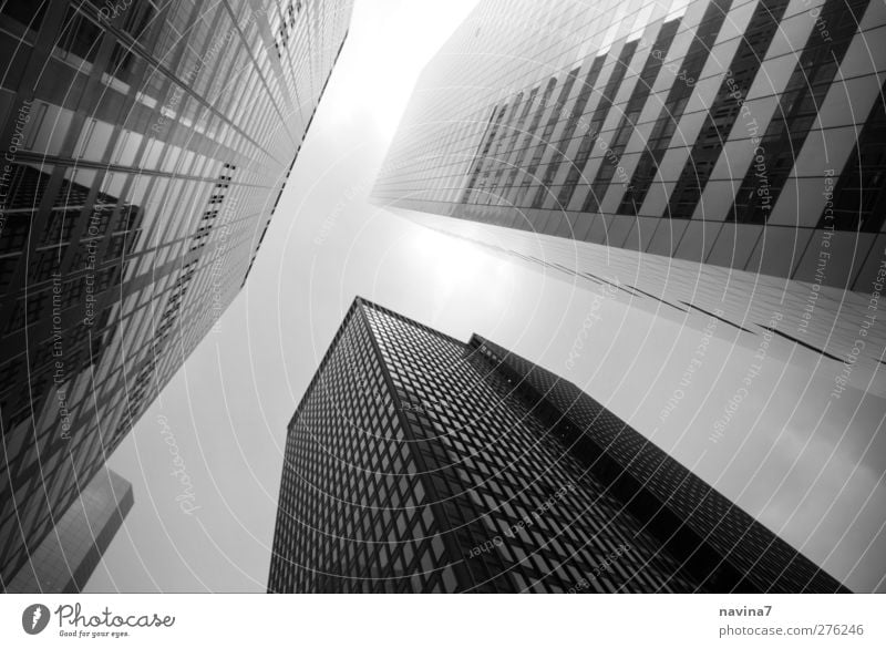 Wolkenkratzer Börse Architektur New York City Hauptstadt Menschenleer Haus Hochhaus Gebäude groß hoch schwarz weiß Fortschritt Risiko Nebel Schwarzweißfoto