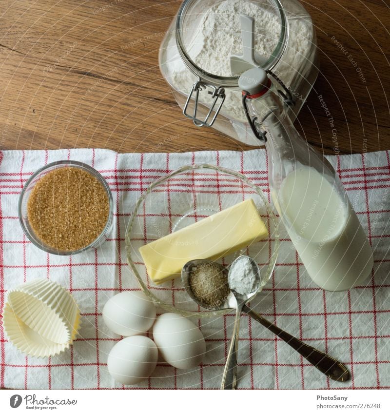 vom Ei zum Muffin Lebensmittel Milcherzeugnisse Kuchen Schalen & Schüsseln Flasche Glas Löffel machen einfach fest Flüssigkeit lecker natürlich Sauberkeit