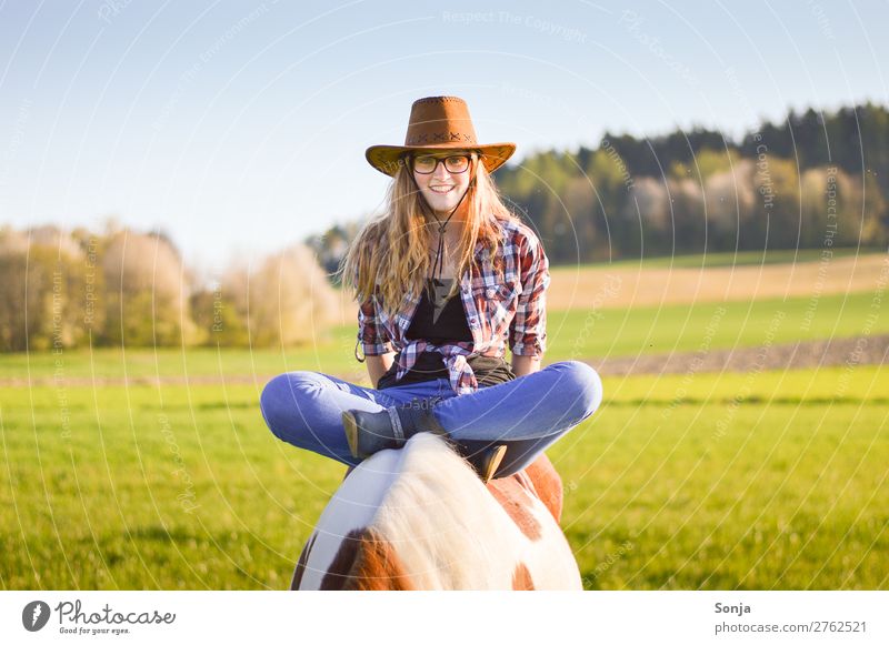 Junge Frau im Schneidersitz auf einem Pferd Lifestyle Freude Reiten Ferien & Urlaub & Reisen feminin Jugendliche 1 Mensch 18-30 Jahre Erwachsene Landschaft