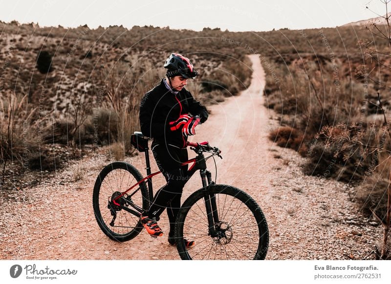 Radfahrer mit dem Fahrrad bei Sonnenuntergang. Sport Lifestyle sportlich Freizeit & Hobby Abenteuer Sommer Berge u. Gebirge Fahrradfahren maskulin Junger Mann