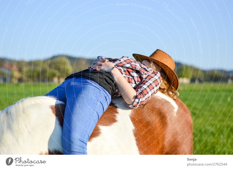 Junge Frau schlafend auf einem Pferd Lifestyle Reiten Ausflug Sommer feminin Jugendliche 1 Mensch 18-30 Jahre Erwachsene Hemd Jeanshose Hut Tier Sonnenhut dünn