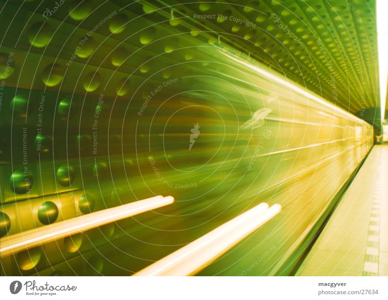 Zeitreise Eisenbahn U-Bahn Bahnsteig fahren Geschwindigkeit Prag Untergrund London Underground Langzeitbelichtung