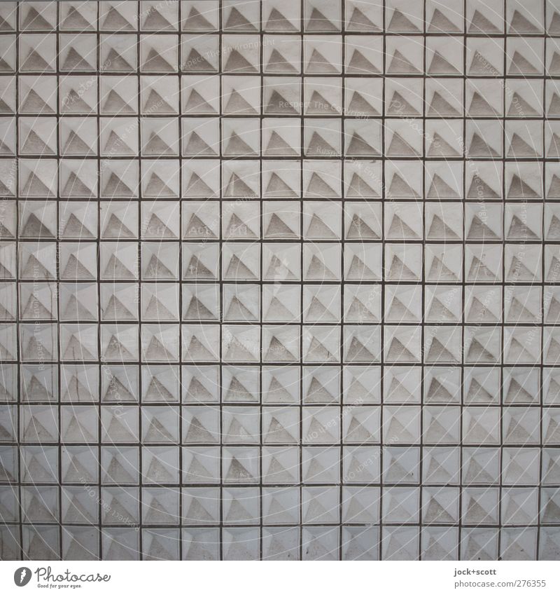 staubige Dreiecke im Quadrat Fassade Stein Ornament Linie dreckig fest grau Abstufung Geometrie DDR Zahn der Zeit Detailaufnahme abstrakt Muster