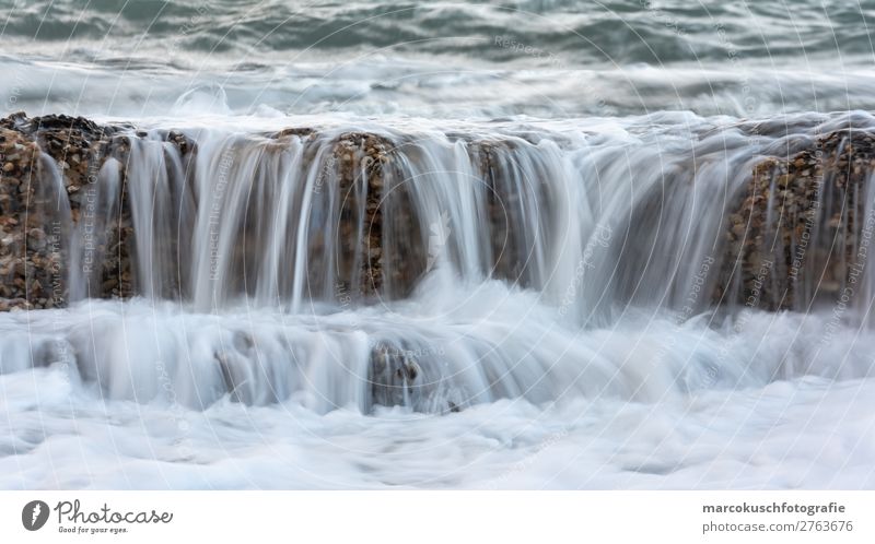 Steinmauer wird von Welle überspült Meer Wellen Umwelt Natur Wasser Insel See Bach Fluss Wasserfall Spanien Schwimmen & Baden Erholung Flüssigkeit blau grau
