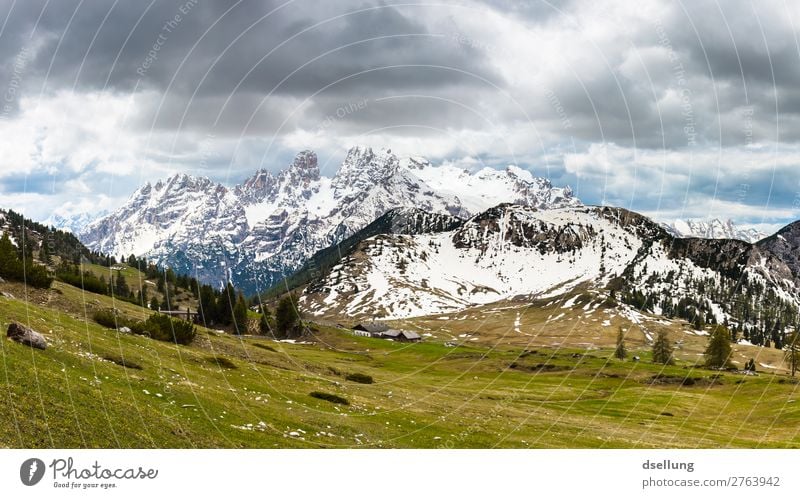 Schneebedeckte Berggipfel mit bewölktem Himmel Sonnenlicht malerisch mehrfarbig Europa Klima Urelemente Tourismus Wolken weite groß hoch fest gigantisch Italien