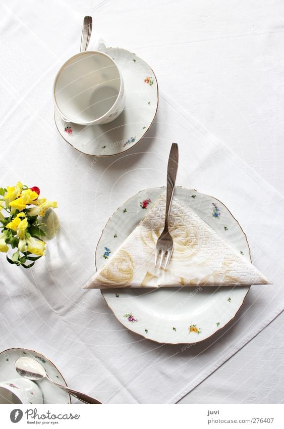 "Zum Kaffee geladen" Geschirr Teller Tasse Besteck Gabel Löffel Dekoration & Verzierung Blume Blumenstrauß einfach gelb grau silber weiß ruhig Reinheit