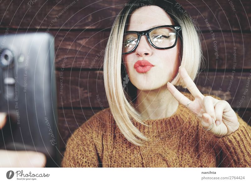 Blonde Frau mit ihrem Handy Lifestyle elegant Haare & Frisuren Business Telefon PDA Technik & Technologie Unterhaltungselektronik Mensch feminin Junge Frau