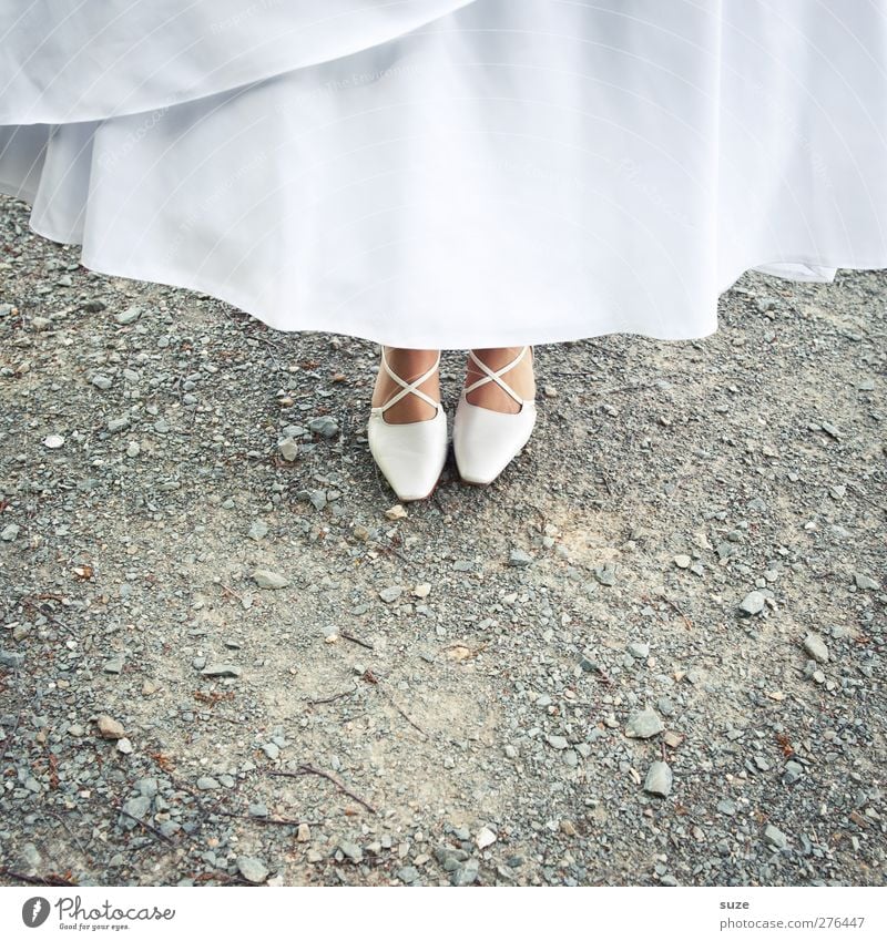 Auf Schuster´s Schimmel Feste & Feiern Hochzeit Mensch feminin Fuß 1 Schuhe Damenschuhe stehen Kitsch klein weiß Romantik Tradition Anlass Steinboden