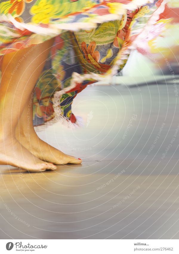 Nackte füße rhythmisch tanzen in langem bunten Rock Tanzen feminin Beine Fuß Mensch Veranstaltung exotisch ästhetisch Bewegung Kultur Lebensfreude Leichtigkeit