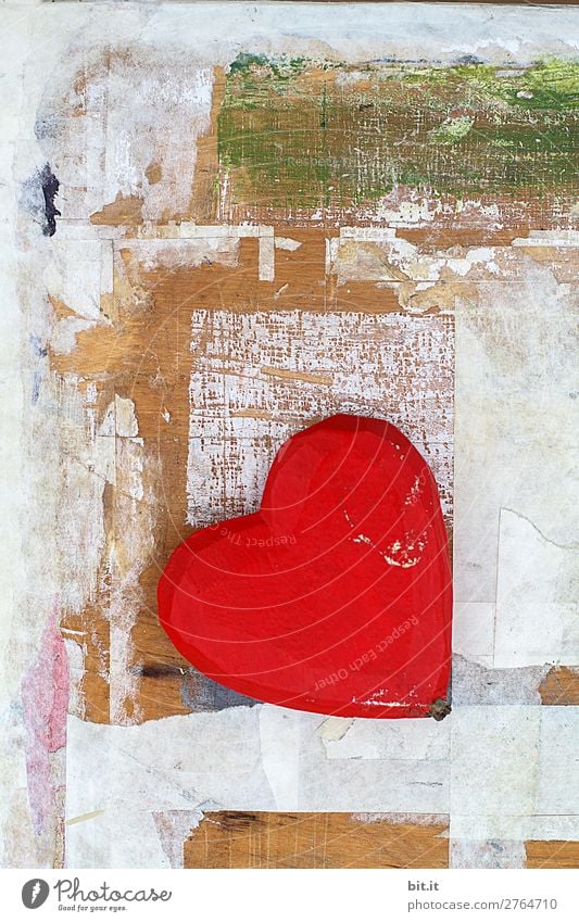 Rotes Herz vor Holzwand, mit Graffiti und Kunst. Design Feste & Feiern Valentinstag Muttertag Hochzeit Geburtstag Ausstellung Kunstwerk Gemälde
