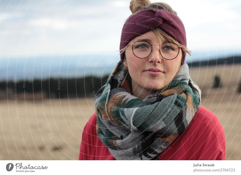 Junge Frau mit Brille trägt Stirnband und Schal im Herbst in der Hochrhön feminin Erwachsene 1 Mensch 18-30 Jahre Jugendliche Natur Landschaft Himmel Wolken