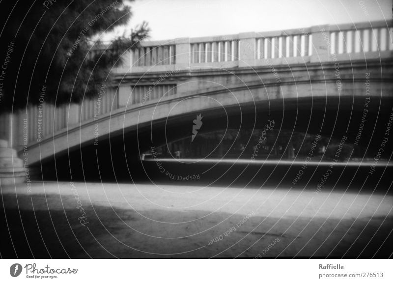 Valencia, Flussbett von Turia Pflanze Baum Park Wiese Flussufer Brücke Tunnel alt Kiesbett Fußweg Schwarzweißfoto Außenaufnahme Menschenleer Tag