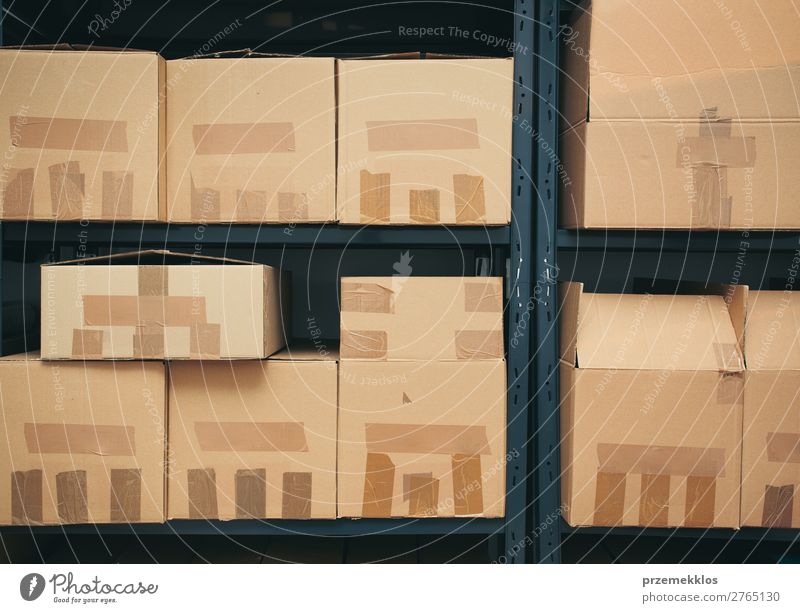 Kartons in den Regalen Aktenordner Verpackung Paket groß braun Archiv Kasten Schachtel Verwahrungsort Verteilung Gerät viele Raum sortieren sortiert Stapel