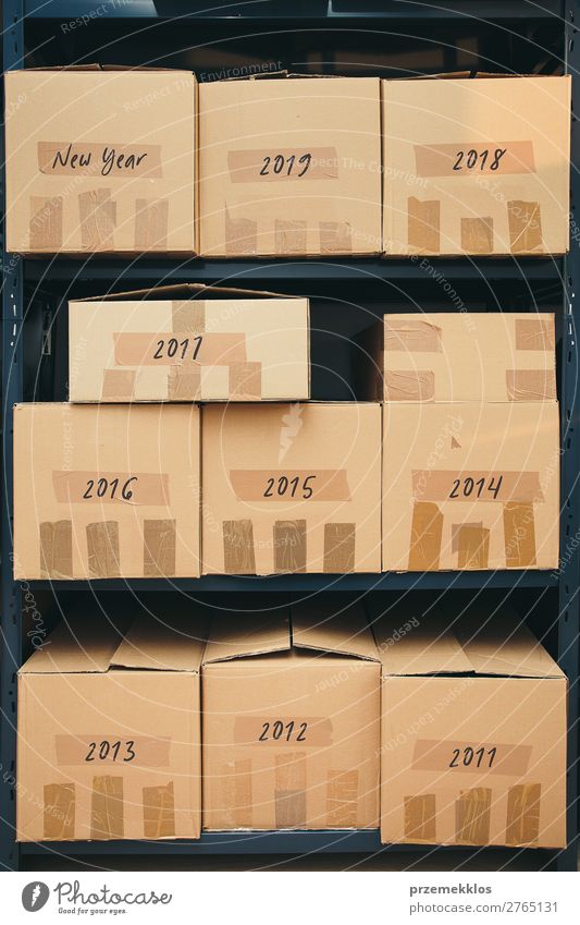 Kartonschachteln mit der Aufschrift Anzahl der Jahre im Regal Aktenordner Verpackung Paket groß historisch neu braun Archiv Kasten Schachtel Verwahrungsort