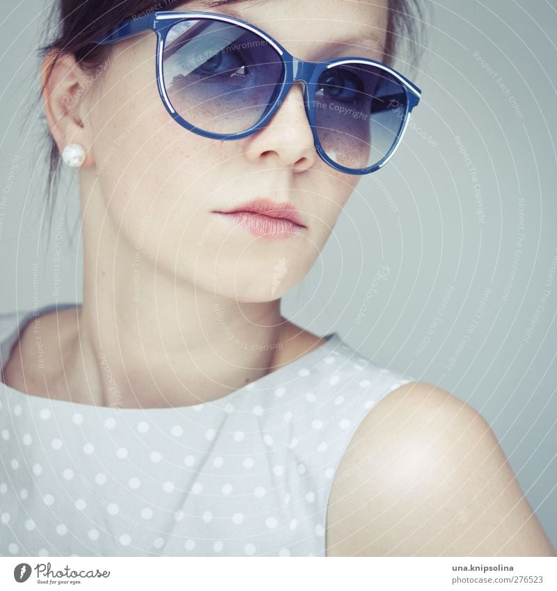 50s. Lifestyle elegant Stil Design feminin Junge Frau Jugendliche Erwachsene 1 Mensch 18-30 Jahre Kleid Accessoire Schmuck Ohrringe Sonnenbrille brünett