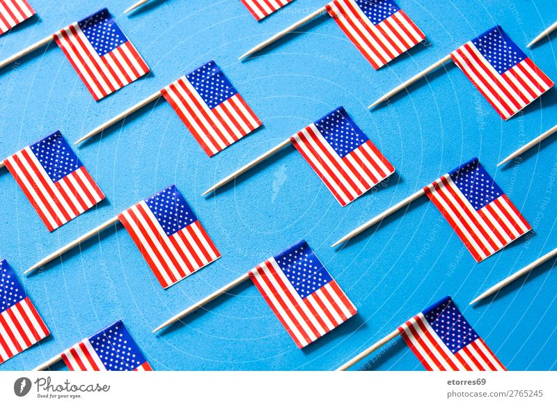USA kennzeichnet Muster auf blauem Hintergrund. Zeichen Streifen Fahne rot weiß Stars and Stripes Patriotismus Independence Day Amerikaner Hintergrundbild