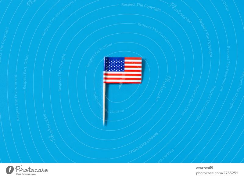 USA-Flaggen auf blauem Hintergrund Zeichen Streifen Fahne rot weiß Stars and Stripes Patriotismus Independence Day Amerikaner Muster Hintergrundbild