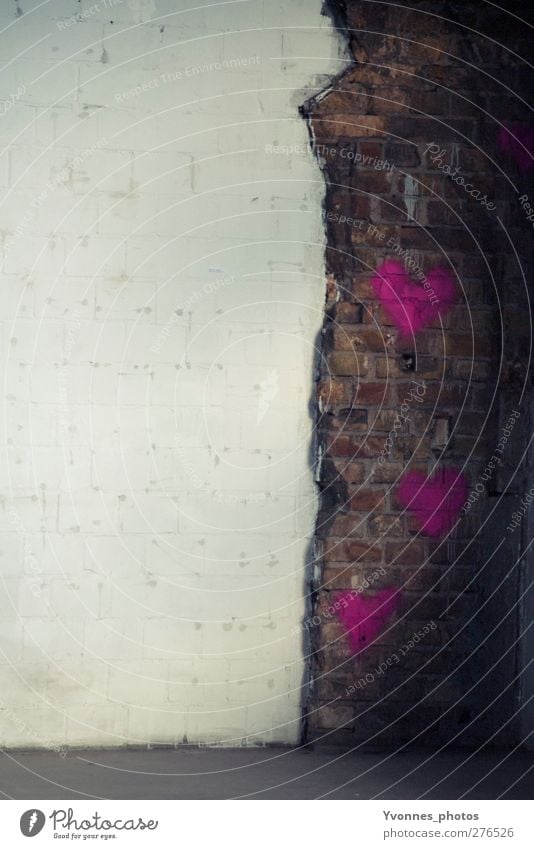 wand Kunstwerk Architektur Menschenleer Haus Fabrik Ruine Bauwerk Gebäude Mauer Wand Fassade Graffiti Herz rosa Liebe Farbfoto Textfreiraum links