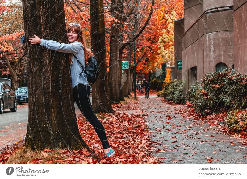 Mädchen im Westend in Vancouver, BC, Kanada Glück Frau Erwachsene Umwelt Natur Herbst Schönes Wetter Baum Blatt Stadtzentrum Gebäude Architektur Straße Fahrzeug
