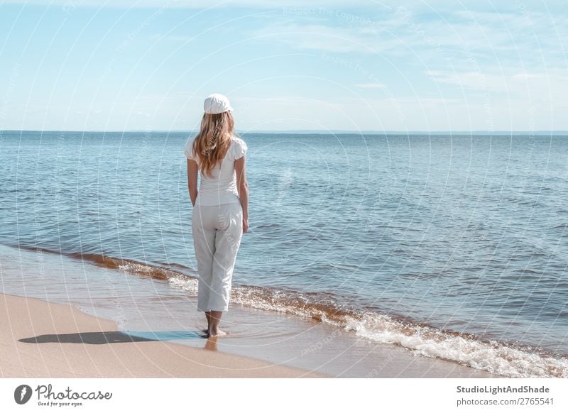 Junge Frau in Weiß auf der Suche nach Wasser Lifestyle schön Erholung ruhig Freizeit & Hobby Ferien & Urlaub & Reisen Tourismus Strand Meer Wellen Mensch