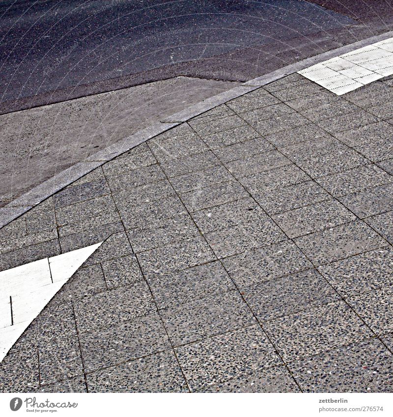 Parpplatz Parkplatz Beton Teile u. Stücke Geometrie Fuge Kurve Bogen Verkehr Wege & Pfade Platz Strukturen & Formen Ecke Teilung Abtrennung Bordsteinkante